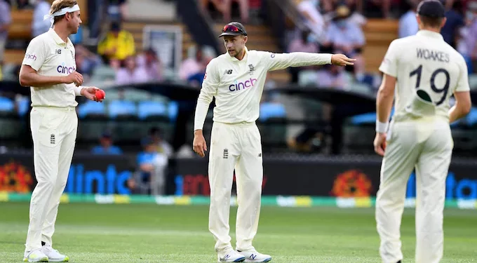On Day 1 at Old Trafford, Chris Woakes and Stuart Broad lead England's attempt to establish dominance on Twitter