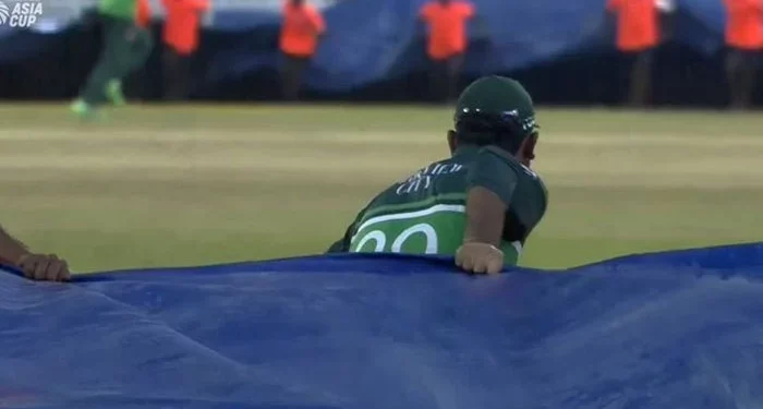 Rain postpones India-Pakistan's match at the 2023 Asia Cup, and Fakhar Zaman assists ground staff in putting up coverings. 1 Rain postpones India-Pakistan's match at the 2023 Asia Cup, and Fakhar Zaman assists ground staff in putting up coverings.