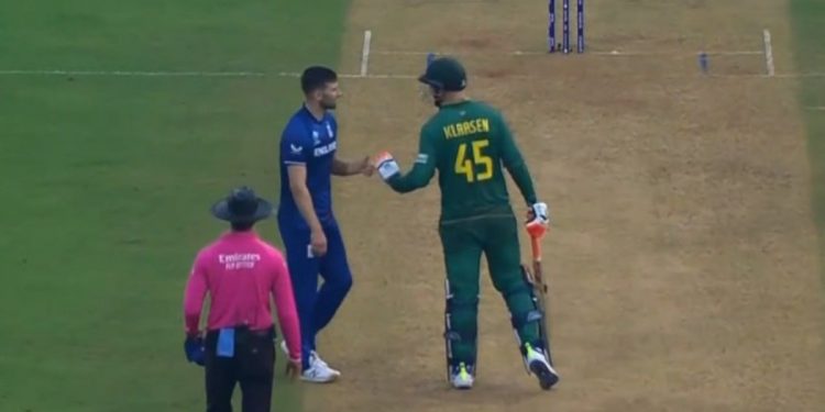 I feel bad for him and the English boys.- In front of Mark Wood, Heinrich Klaasen apologizes for his raucous celebration. 1 I feel bad for him and the English boys.- In front of Mark Wood, Heinrich Klaasen apologizes for his raucous celebration.