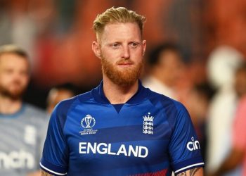 Why did Ben Stokes only sign a one-year contract to play center for England?