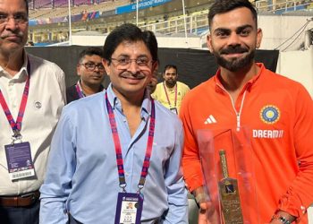 On his birthday in 2023, Virat Kohli receives a golden bat from CAB President Snehasish Ganguly at the ODI World Cup.