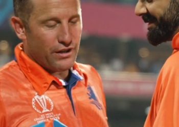 Watch: As the Netherlands bids India farewell, Virat Kohli gives a shirt to Roelof van der Merwe. 9 Watch: As the Netherlands bids India farewell, Virat Kohli gives a shirt to Roelof van der Merwe.
