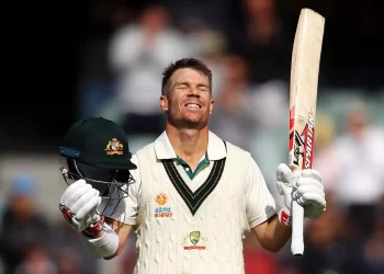 Flamboyant Warner opens the swansong Test series between Australia and Pakistan with a thrilling century