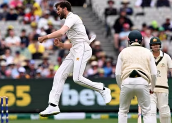 On Day 3, bowlers help Pakistan stay in the match, according to Twitter reactions.