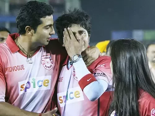 In the middle of Sreesanth's protracted argument with Gambhir, Harbhajan recalls their "slapgate" event. 1 Sreesanth