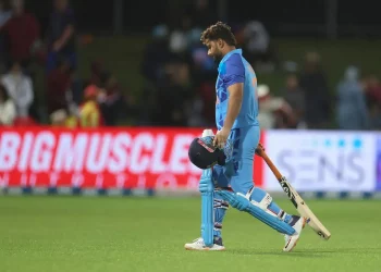 Deciphering India's wicketkeeper-batter problem, Sunil Gavaskar says, "If Pant is fit on even one leg, he should come in." 3 Deciphering India's wicketkeeper-batter problem, Sunil Gavaskar says, "If Pant is fit on even one leg, he should come in."