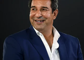Wasim Akram chastises a fan for making a crude remark about his wife, saying, "I would like to meet your parents."