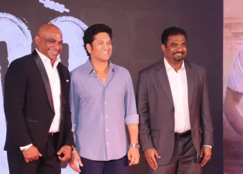 Fans are brought back to nostalgia by Sachin Tendulkar and Muthiah Muralidaran's spectacular clash during a charity match.