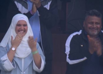 Sarfaraz Khan's wife and father celebrate his first half-century milestone by blowing kisses during the IND vs. ENG game. 9 Sarfaraz Khan's wife and father celebrate his first half-century milestone by blowing kisses during the IND vs. ENG game.