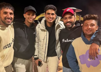 After the historic series victory, Rohit Sharma jokingly made fun of kids by saying, "Garden mein ghoomne wale bande." 4 After the historic series victory, Rohit Sharma jokingly makes fun of kids by saying, "Garden mein ghoomne wale bande."