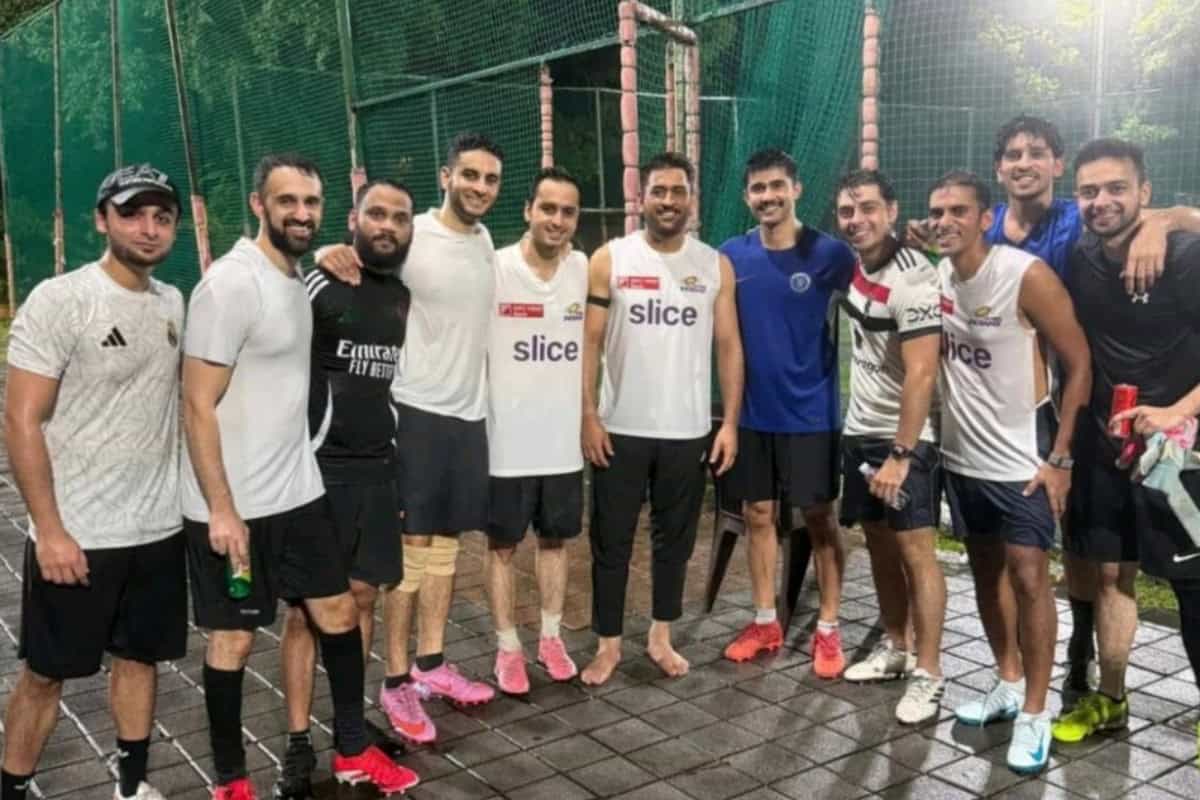 MS Dhoni spotted in MI tank-top, leaves fans in shock ahead of IPL 2026 auction